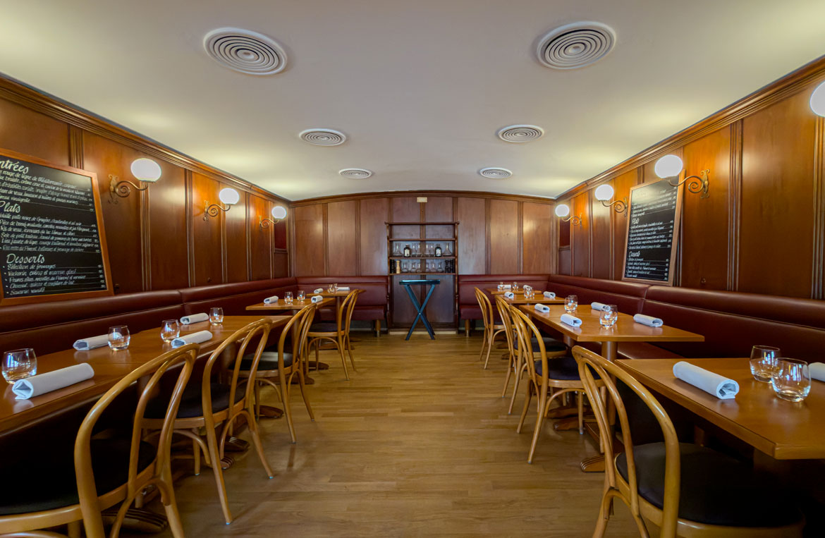 Banquettes bordeaux et miroirs du Chat Noir à Lausanne